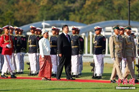 当地时间1月17日下午，中国国家主席习近平在内比都总统府出席缅甸总统温敏举行的隆重欢迎仪式。图为习近平在温敏陪同下检阅仪仗队。中新社记者 盛佳鹏 摄