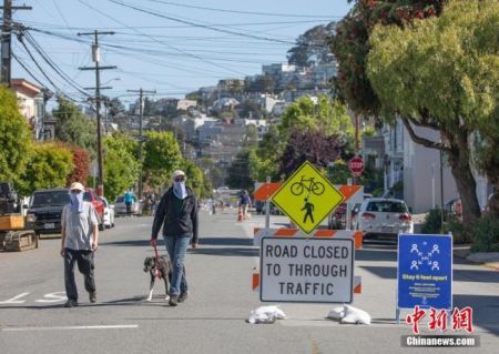 　　当地时间5月24日，美国旧金山桑切斯路仅对自行车以及行人开放，以保障市民有更多的空间保持“社交距离”。中新社记者 刘关关 摄