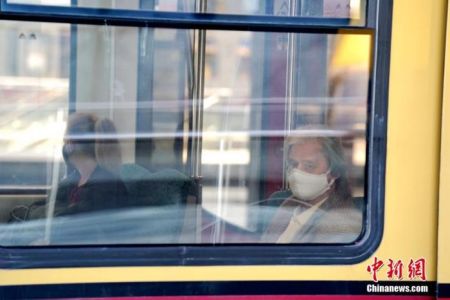 　资料图：当地时间4月27日，德国柏林，从柏林火车总站驶出的一列地铁上的乘客佩戴了口罩。中新社记者 彭大伟 摄