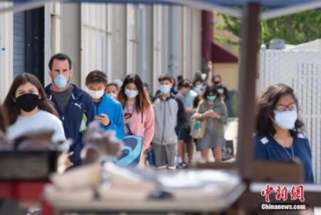 　　资料图：当地时间5月22日，市民在美国旧金山湾区圣马特奥县米尔斯高中的免费食物发放点领取食物。 中新社记者 刘关关 摄