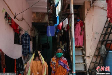 　　资料图：印度塔拉维贫民窟内的狭窄小巷。