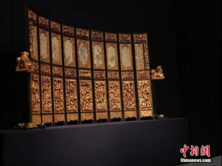 　　资料图：熏香炉、神椅轿、糖枋架等潮州木雕作品。中新社记者 许青青 摄