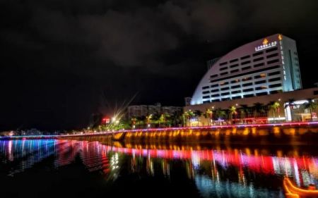 夜游梅江河，一江两岸的美景尽收眼底，灯光倒映在河水中，若隐若现，别有韵味。韩辉 摄
