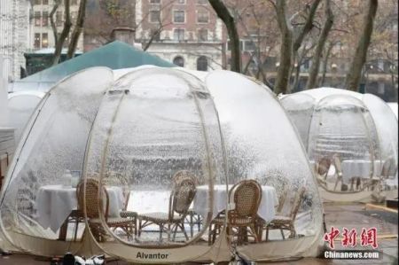 　资料图：2020年12月9日，美国纽约迎来今冬首场降雪，布莱恩公园的户外用餐“泡泡屋”覆盖白雪。中新社记者 廖攀 摄