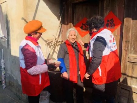 　　资料图：1月18日下午，浙江省宁波市北仑区柴桥街道瑞岩社区开展“腊八粥飘香真情暖侨眷”活动，让社区高龄侨眷过上一个温暖的腊八节。来源：浙江省归国华侨联合会