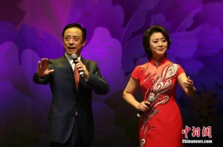 　　资料图：2016年“文化中国·四海同春”大型新春联欢晚会于2月24日在墨尔本上演，图为于魁智与李胜素的演出。中新社记者 赖海隆 摄