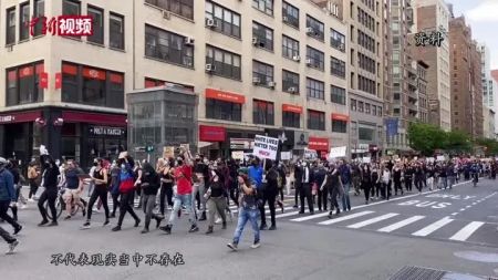 　　资料图：当地时间2月27日，数百人在美国旧金山湾区圣马特奥市参加反对歧视亚裔的集会。(记者 刘关关 摄)