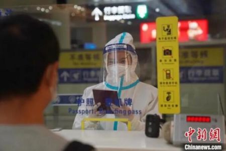 　　图为检查员对入境旅客进行查验。　昆明边检站供图