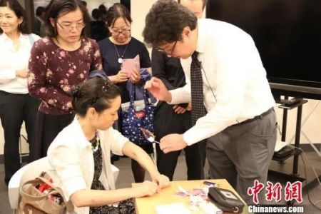 　图为贺伟现场用“火针”为患者义治演示　尹法根　摄