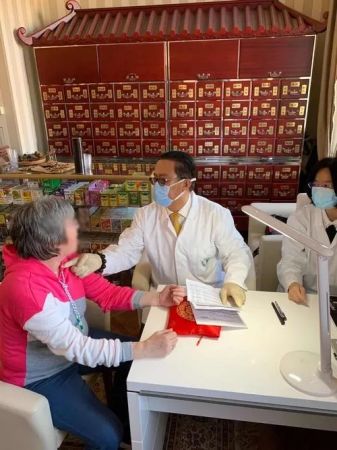 　陈震接诊患者。受访者供图