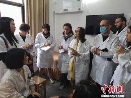 　　法国青年在湖南中医药大学第一附属医院见习。　唐小晴 摄