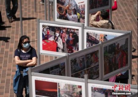 资料图：当地时间5月8日，美国旧金山多个华人社团联合举办的“《华埠日记》疫境·前行”公益摄影展。中新社记者 刘关关 摄