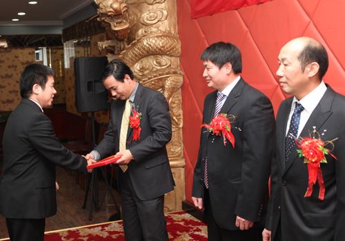 前任会长李宗彬为第二届对同乡会会务做出突出表现的个人颁发奖品、奖状