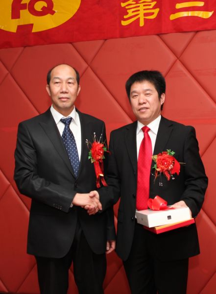 现任会长陈华瑞为前任会长李宗彬颁发奖品