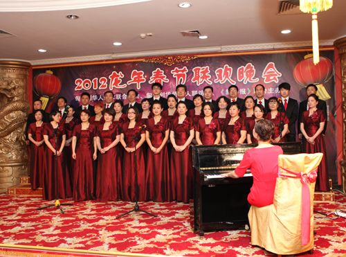 匈牙利华人合唱团演唱开场曲《游击队之歌》《保卫黄河》