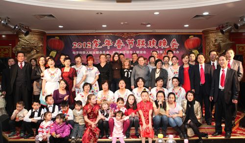 当晚的演职人员与嘉宾们合影留念