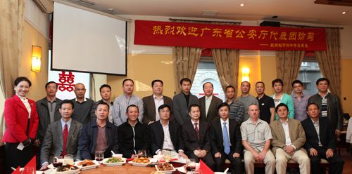 公安代表团与晚会嘉宾们合影留念