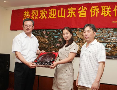 代表团向匈牙利华商联合会赠送礼品