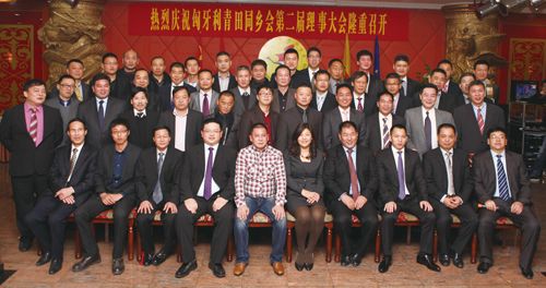 中国驻匈牙利大使馆临时代办陈小君、领事部主任杨大亮、领事部官员秦立功与匈牙利青田同乡会第二届理事会成员合影留念