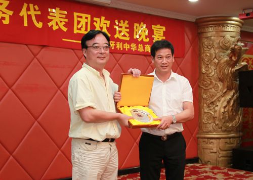 欧洲匈牙利中华总商会会长黄河淼向温州市政府侨务主任鲍卫翔赠送礼物