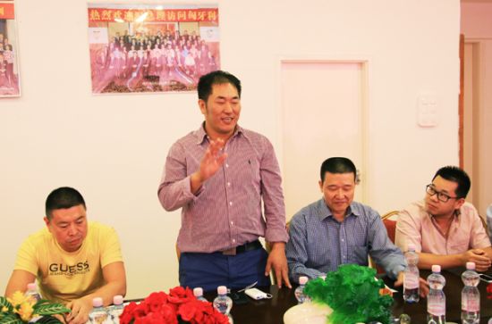 代表团与匈牙利青田同乡会、温州商会、瑞安同乡会、华人妇女联合会等浙籍侨团代表，举行了乡情交流恳谈会，郑杰敏会长向代表团简要的介绍了旅匈浙籍侨团的情况。