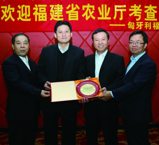 福建省农业厅张立先厅长为团长赠送纪念品给匈牙利福建同乡会