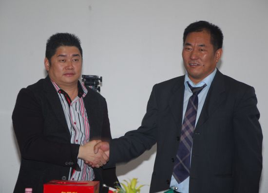 郑杰敏（右）当选为匈牙利青田同乡会第三届会长，常务理事副会长徐忠南（左）祝贺