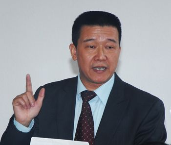 青田同乡会副秘书长朱云平讲解投票规则