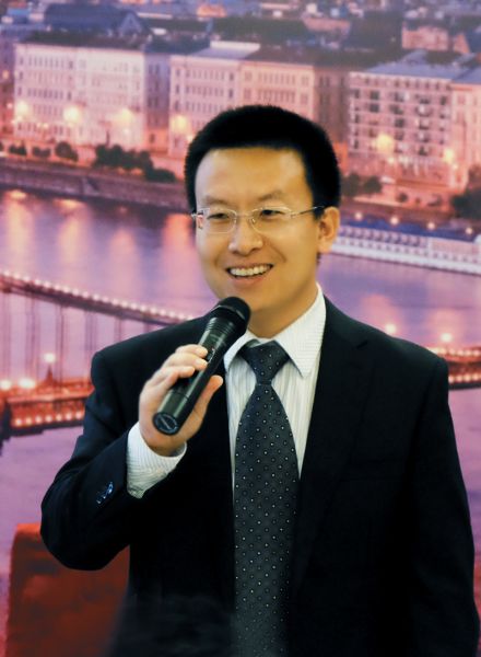 中国驻匈牙利大使馆领事部主任曹原主任代表段杰龙大使出席欢迎会并致词
