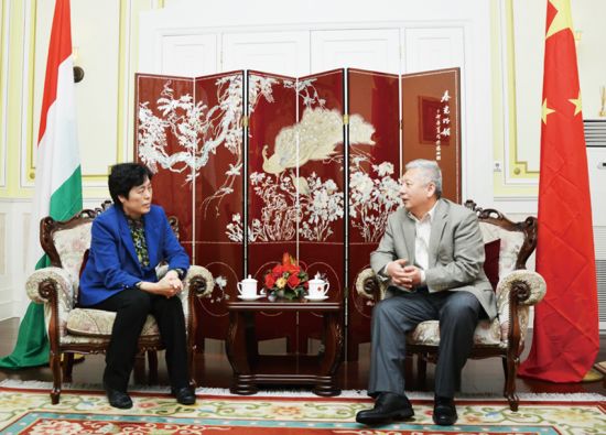 建省副省长李红(左)会晤中国驻匈牙利大使段洁龙（右）。
