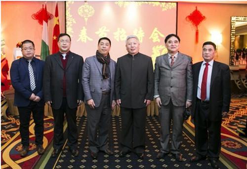 2月8日，中国驻匈牙利大使段洁龙(右3)与出席春节招待会的匈华总会执行主席刘文建(右2)、副主席刘志辉(左3)、谢伟麟(右1)等侨领合影。