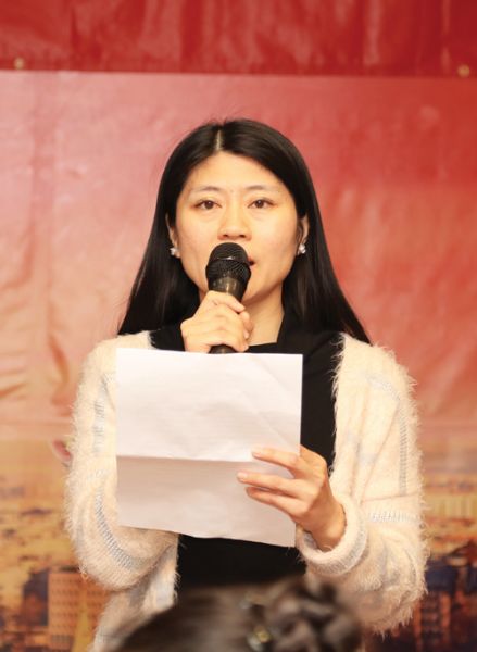 基金会秘书长李丽峰女士为向年会汇报了2015到2016年基金会的账目情况