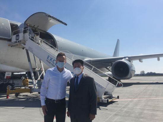 4月24日，新一批中国疫苗运抵匈牙利首都布达佩斯李斯特国际机场。驻匈牙利大使齐大愚同匈外交与对外经济部长西雅尔多共同前往机场迎接。