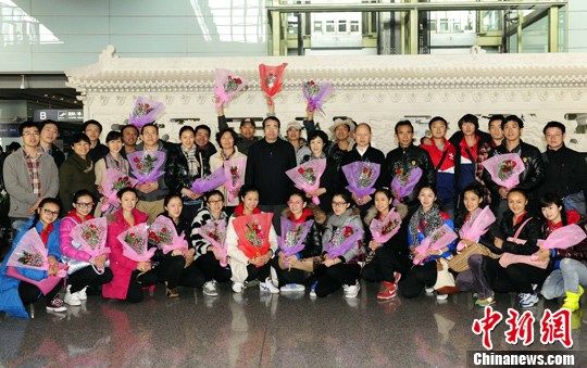 2月16日，许又声率“四海同春”南美洲艺术团载誉抵京。图为中国国务院侨办副主任、南美洲艺术团团长许又声与艺术团成员抵达北京首都国际机场后合影留念。中新社记者