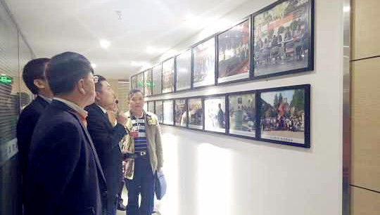 与会代表现场参观郑州华侨法律维权服务站，即河南文丰律师事务所。