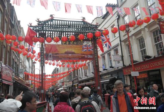 10月19日至23日，中国国家主席习近平将对英国进行国事访问。习近平主席访问前夕，伦敦唐人街挂出大红灯笼和中英两国国旗。