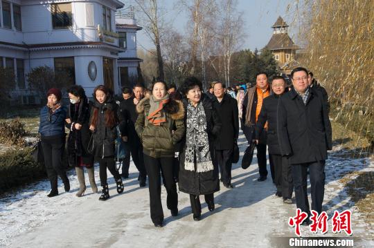 国侨办主任裘援平率中国侨商会考察团参观哈尔滨伏尔加庄园.(于琨