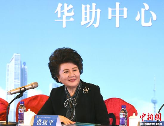 1月10日，国务院侨办主任裘援平出席了在北京举行的2018年“华助中心”年度工作座谈会。中新社记者