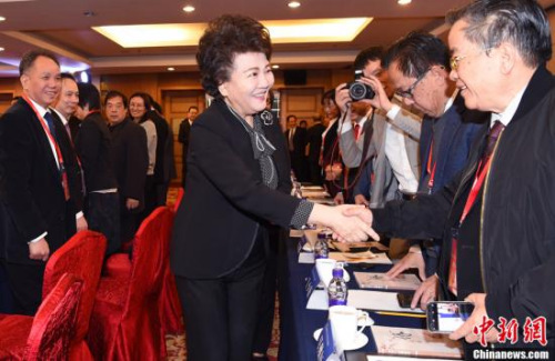 1月10日，国务院侨办主任裘援平出席了在北京举行的2018年“华助中心”年度工作座谈会，与来自37个国家56家华助中心的代表进行深入交流。中新社记者