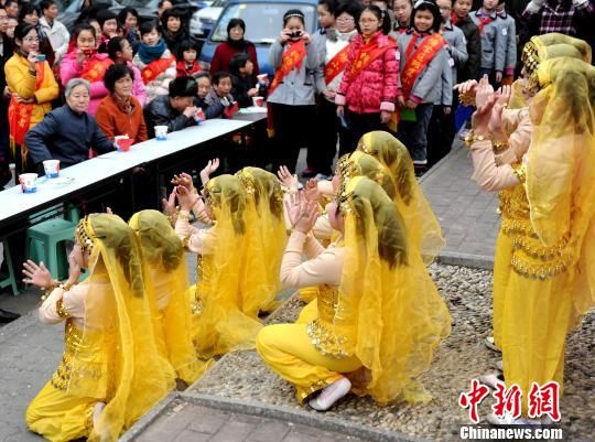 图一为福州钱塘小学学生歌舞表演为社区老人送去欢乐。