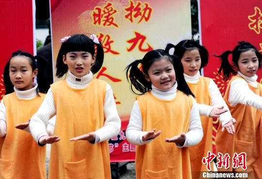图二为福州钱塘小学学生表演以敬老爱老为内容的福州方言童谣，为社区老人送去欢乐。