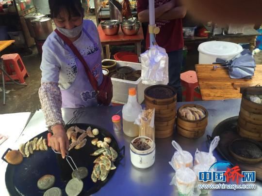 图为广东惠州市惠城区马安镇新乐大道江南市场一档口在卖艾粄，食客络绎不绝。　宋秀杰　摄