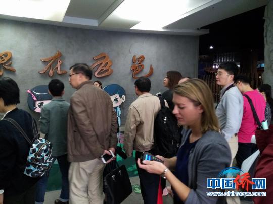 媒体记者参观五邑华侨华人博物馆　谢元春　摄