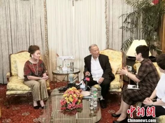 资料图：图为陈永栽与夫人接受中新社记者采访。(中新社发