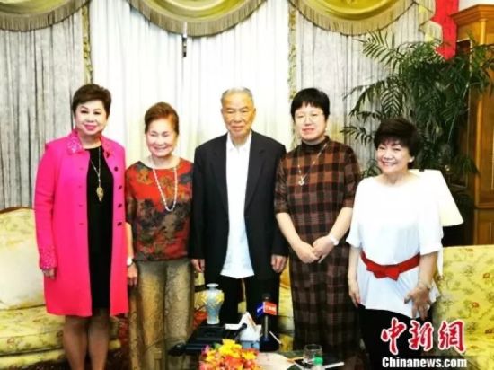 资料图：图为陈永栽与夫人接受中新社记者采访。（中新社发