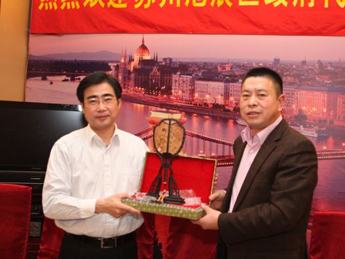 苏州沧浪政府代表团团长向旅匈瑞安同乡会会长胡绍炳