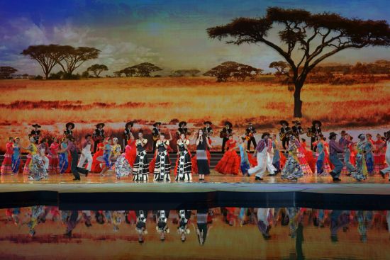 《咿呀呀哦嘞哦》演唱：雪莲组合、陈艺捷