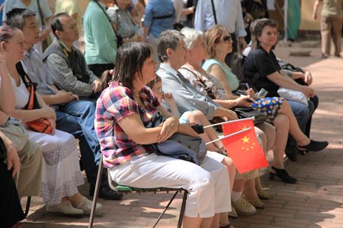 中国有多少个聋哑人口_中国人的一天 聋哑人陈莹