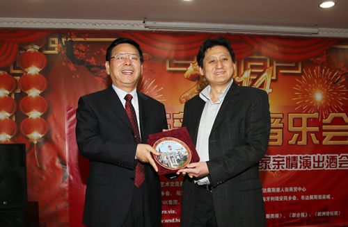 欧洲国际文化艺术交流基金会主席陈雷先生代表基金会向东方乐团团长王天一先生赠送礼物
