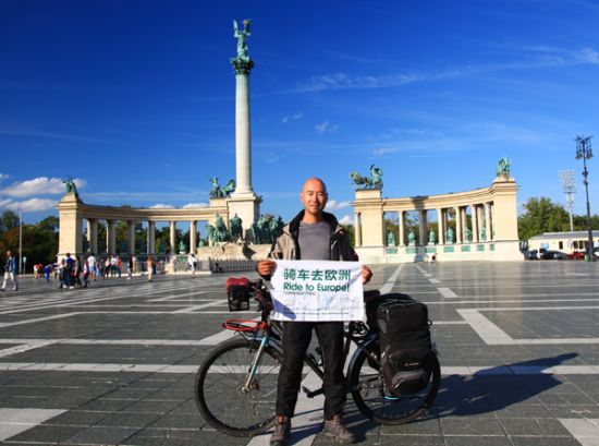 福州汉子宋立伟先生单骑游欧洲抵达匈牙利英雄广场